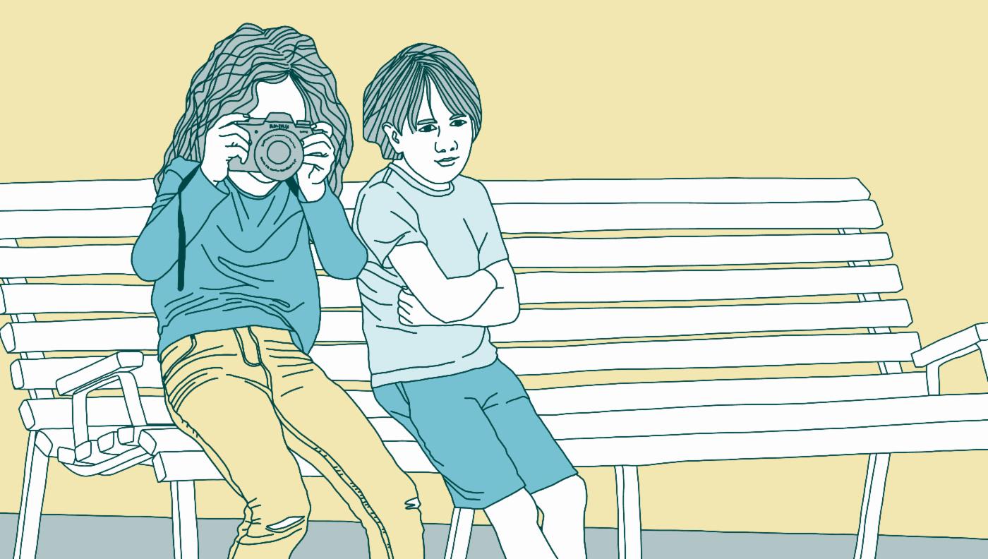 Tegning av to barn på en benk